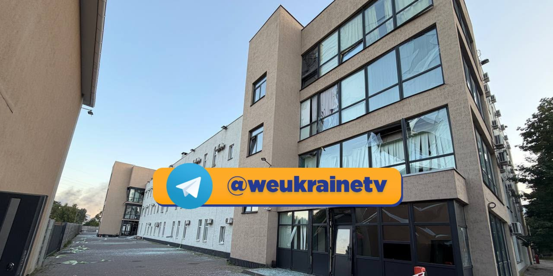 Наслідки ворожого обстрілу офісу телеканалу Ми — Україна (Фото: @weukrainetv)