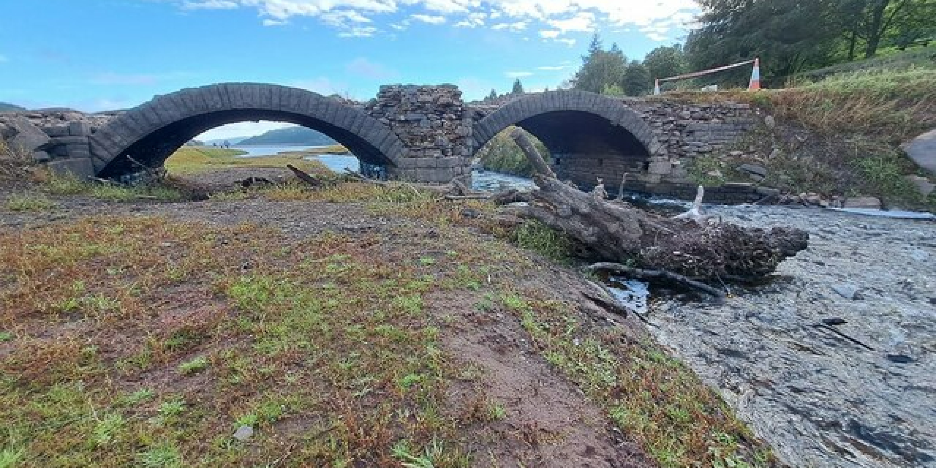 Мост нечасто показывается из-под воды (Фото: Хайвел Уильямс / geograph.org.uk)