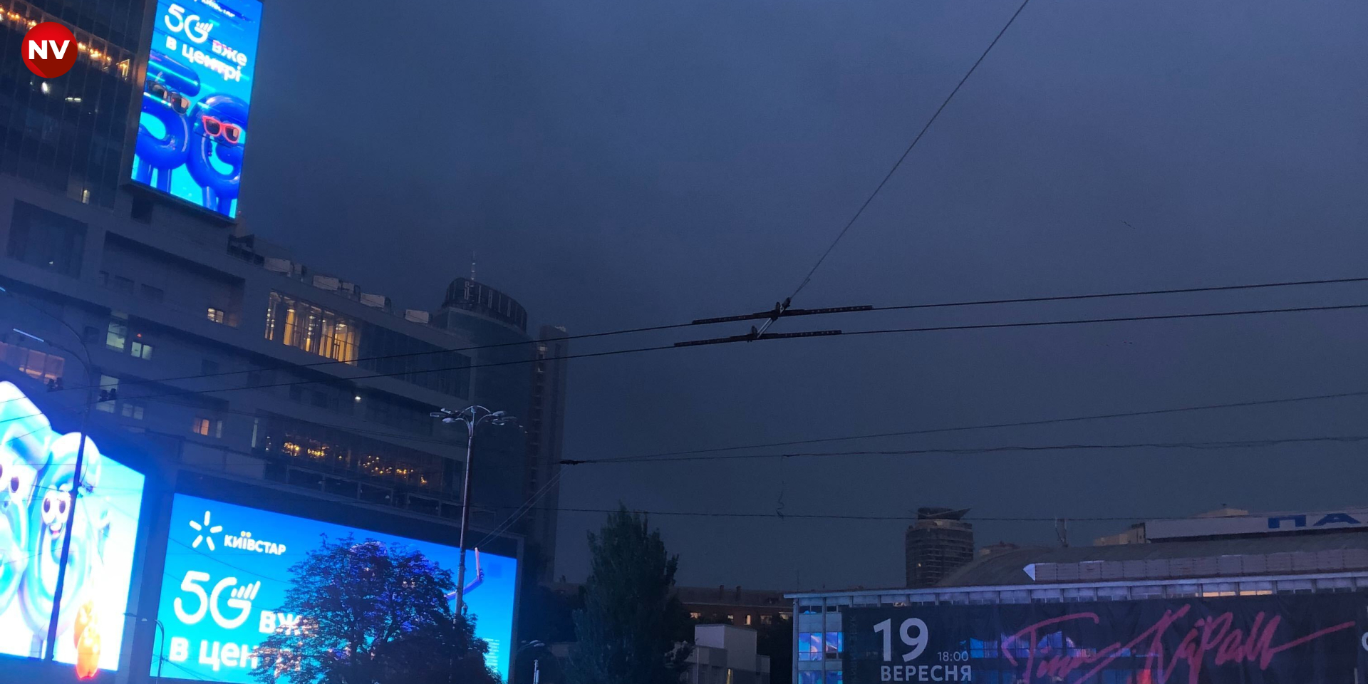 Дым после падения обломков российского дрона, Киев, 20 августа 2026 года (Фото: NV)