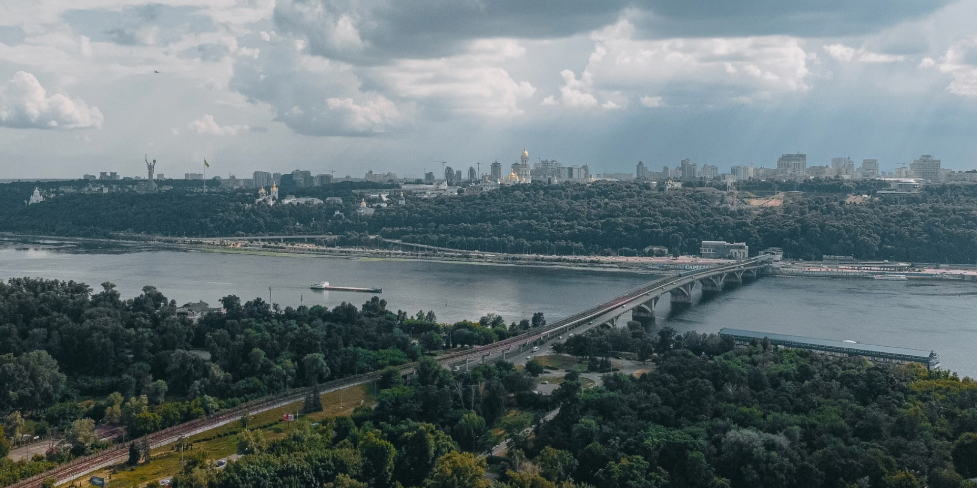 Ограничения будут действовать на участке моста в направлении с правого на левый берег Днепра — в сторону станции метро «Гидропарк» (Фото: Photo by Daniel Eliashevsky from Pexels)