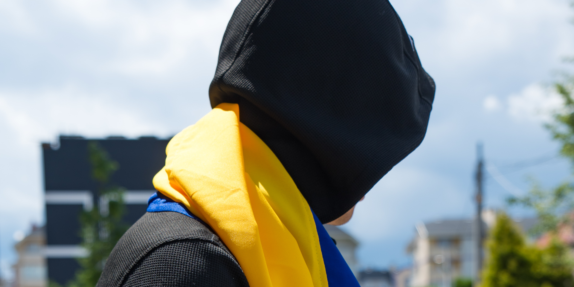 Юноша с украинским флагом (Фото: Предоставлено Save Ukraine)