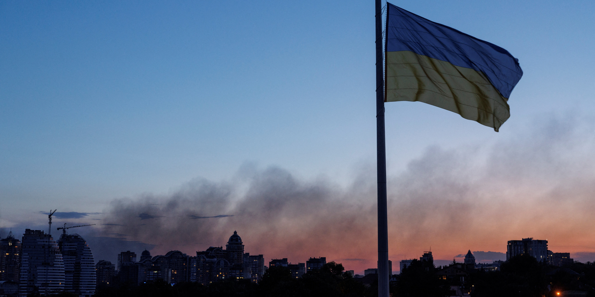 Россия регулярно совершает военные преступления в отношении гражданского населения Украины. На фото: последствия российских обстрелов в Киеве, август 2026 года (Фото: REUTERS/Валентин Огиренко)
