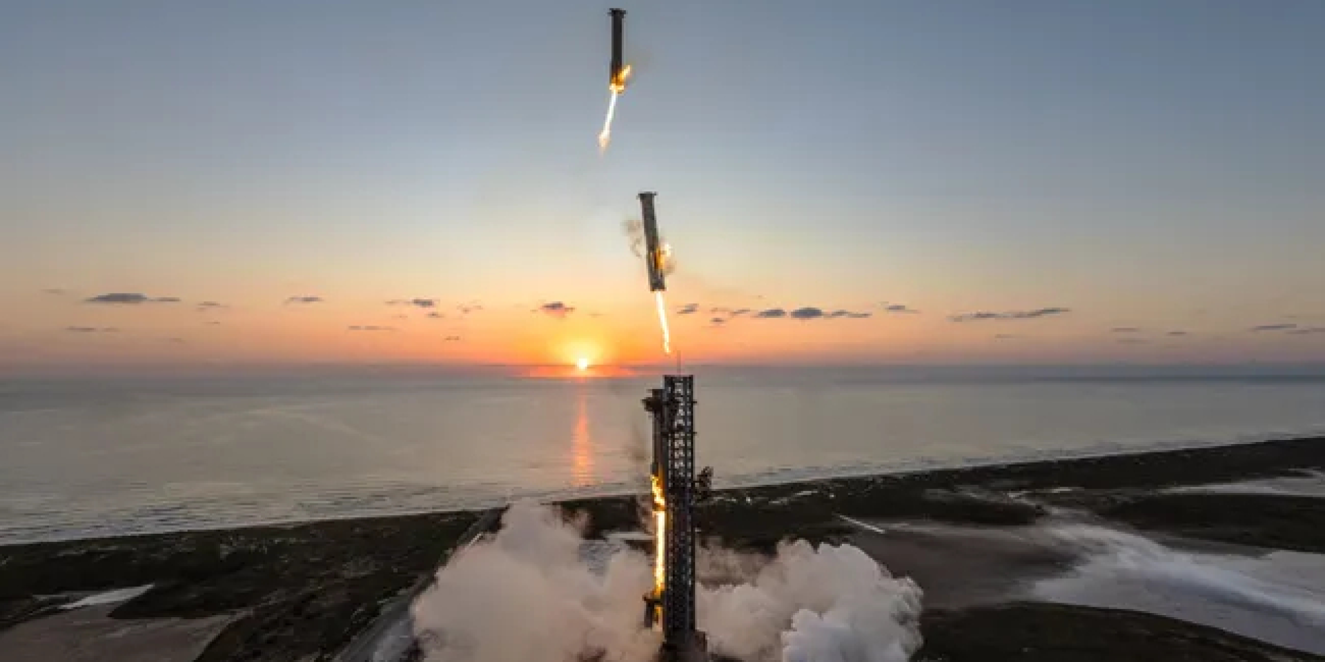 Коллаж, на котором показано, как сверхтяжелая ракета-носитель SpaceX Starship заходит на стартовую установку во время пятого в истории испытательного полета аппарата (Фото: SpaceX)