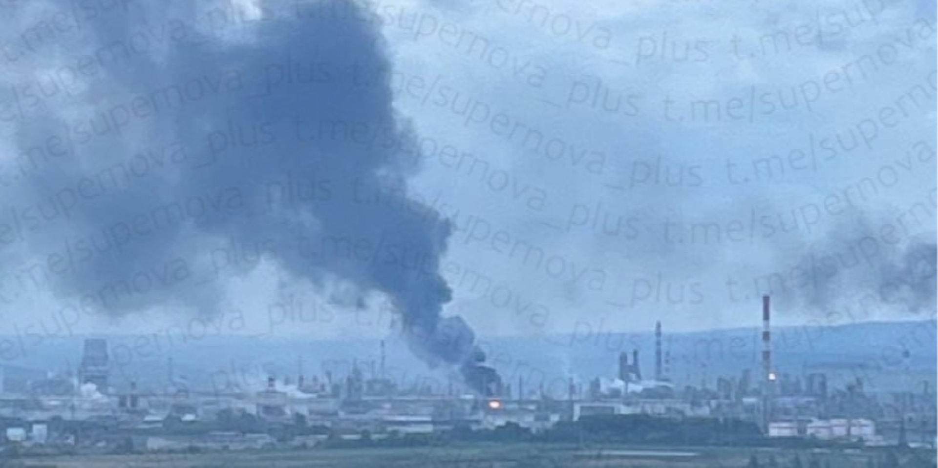 Smoke spotted above Lukoil-Permnaftoorgsynthesz refinery (Photo: Supernova+ / Telegram)