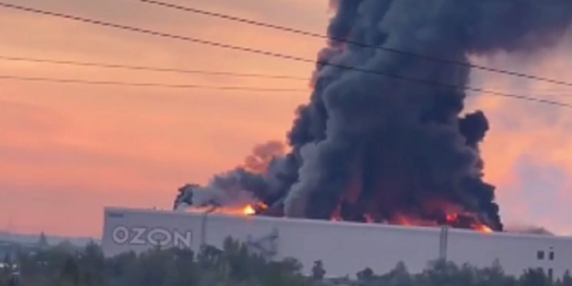 The burning logistics hub of the Ozon marketplace in the city of Chapayevsk, Samara Oblast, Russia, as a result of a UAV attack, August 22, 2026 (Photo: Video screenshot / Exilenova+ / Telegram)