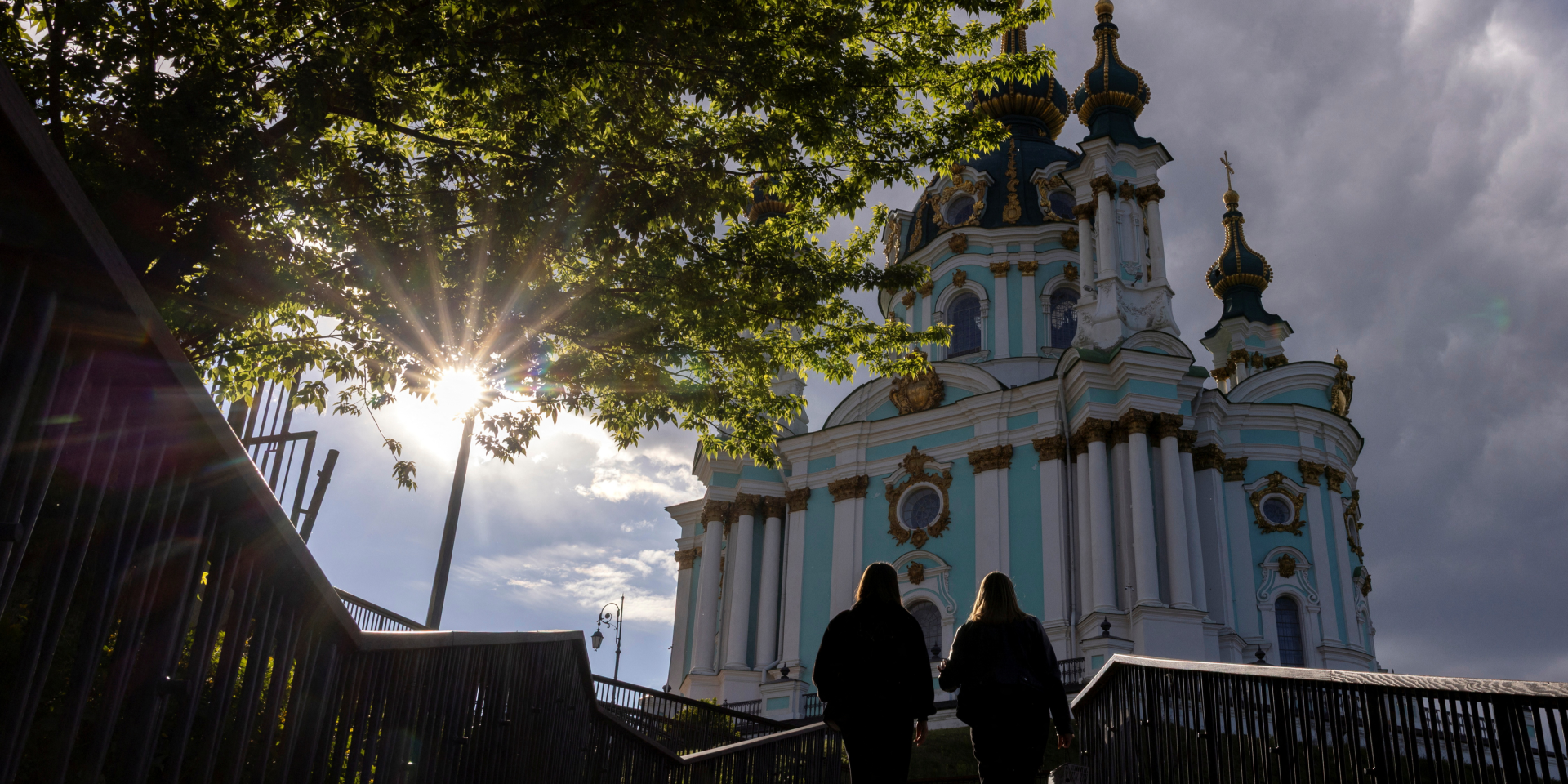 People in front of St. Andrew’s Church in Kyiv (the church is a stauropegion of the Ecumenical Patriarchate in Ukraine) (Photo: REUTERS/Thomas Peter)