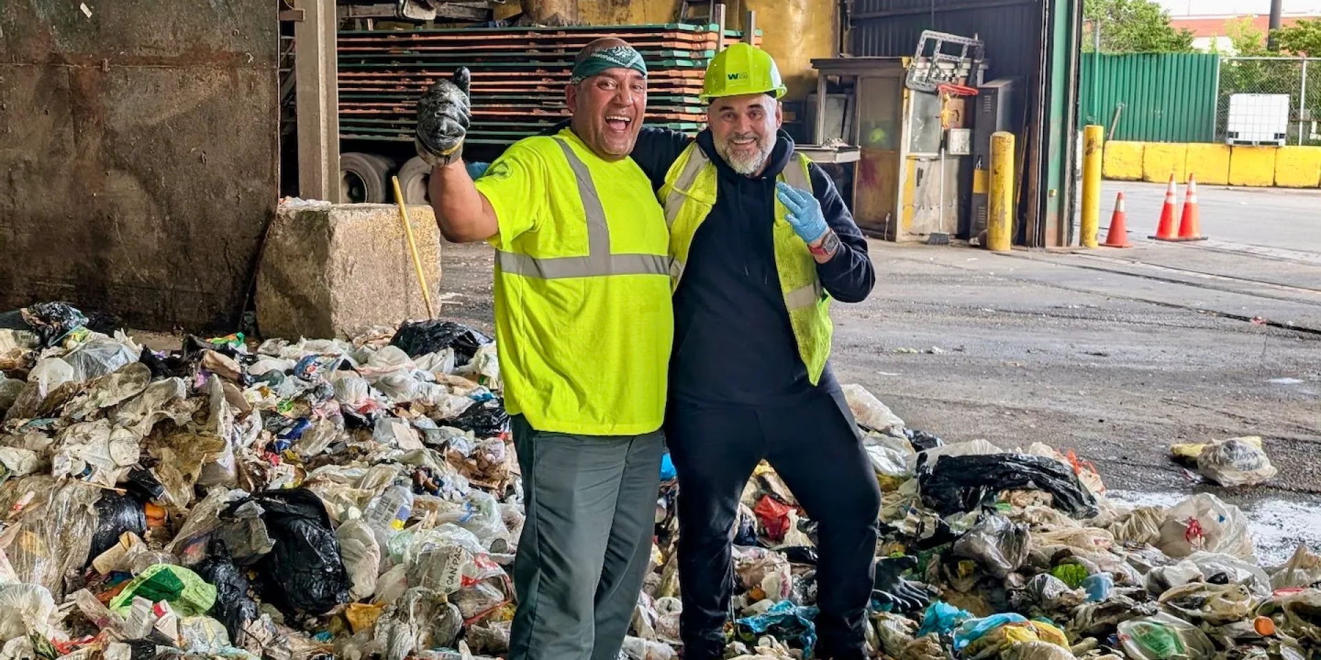 Американец нашел потерянное кольцо среди девяти тонн мусора (Фото: New York City Department of Sanitation)