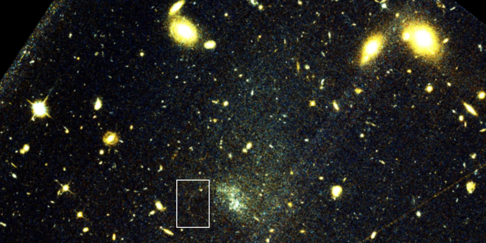 Снимок космического телескопа Hubble, на котором изображен звездный поток шарового скопления, обведенный рамкой (Фото: Hubble Space Telescope and Holm et al. (2026))