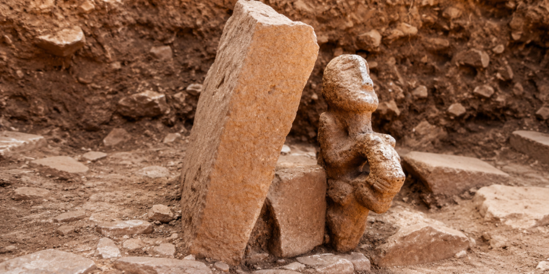 Недавно обнаруженная в Карахантепе композитная статуя возрастом 11 000 лет изображает человеческую фигуру, сидящую на спине леопарда (Фото: Ministry of Culture and Tourism / Mehmet Nuri Ersoy)