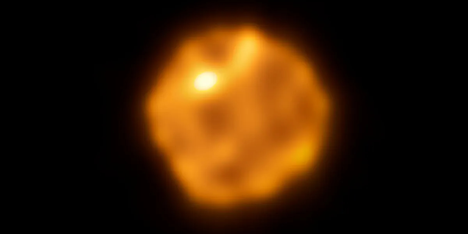 Неровная поверхность Бетельгейзе (Фото: ALMA (ESO/NAOJ/NRAO)/W. Дент и др)
