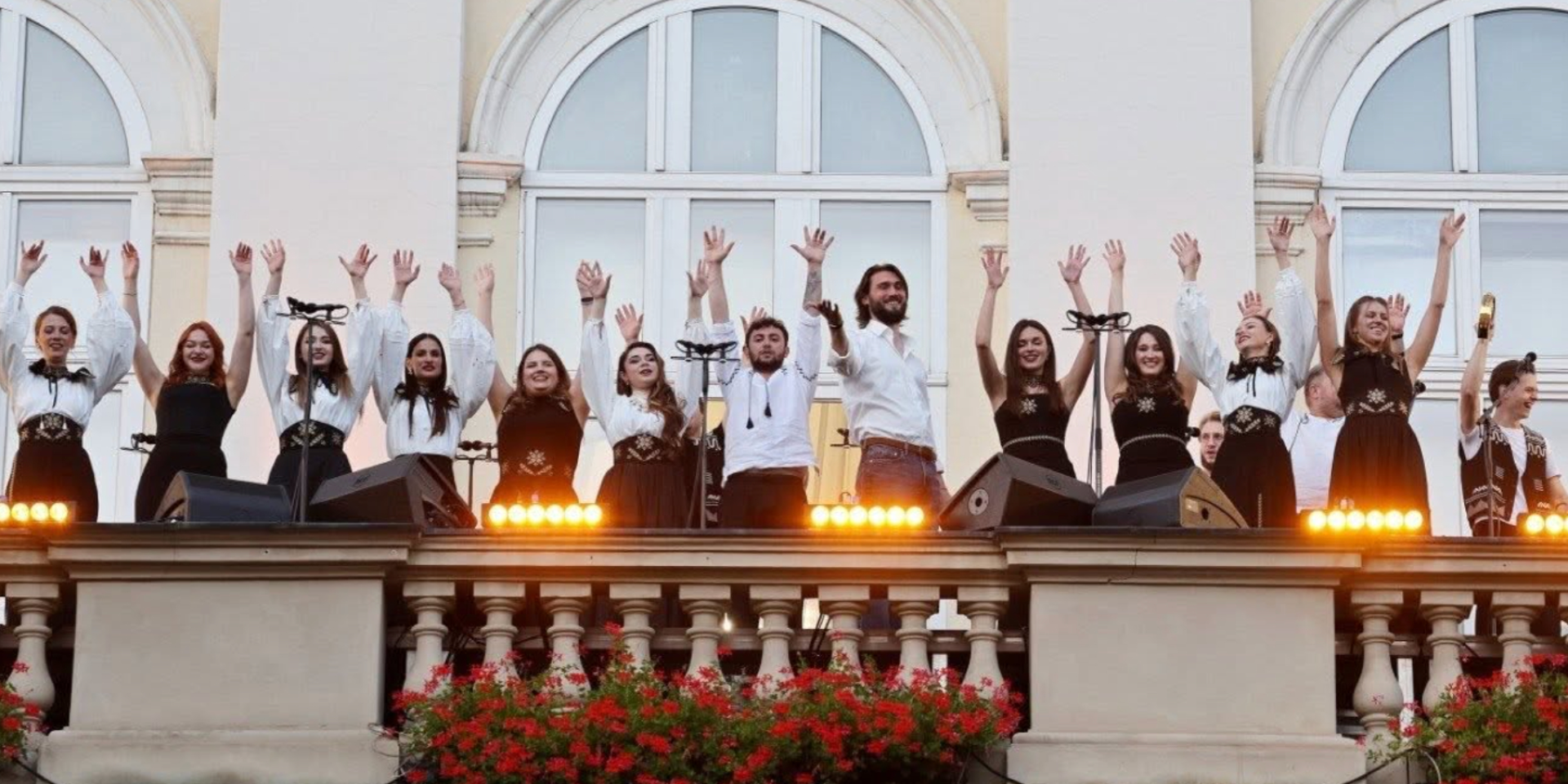The Homin Choir on the balcony of the Lviv City Hall during a concert for Independence Day (Photo: Roman Baluk/Lviv City Council)