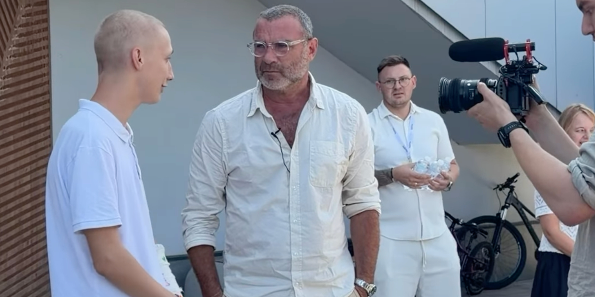 Лиев Шрайбер во время визита в Украину встретился с детьми, которые лечатся от онкологических заболеваний (Фото: Скриншот видео из Instagram dacha.zaporuka)