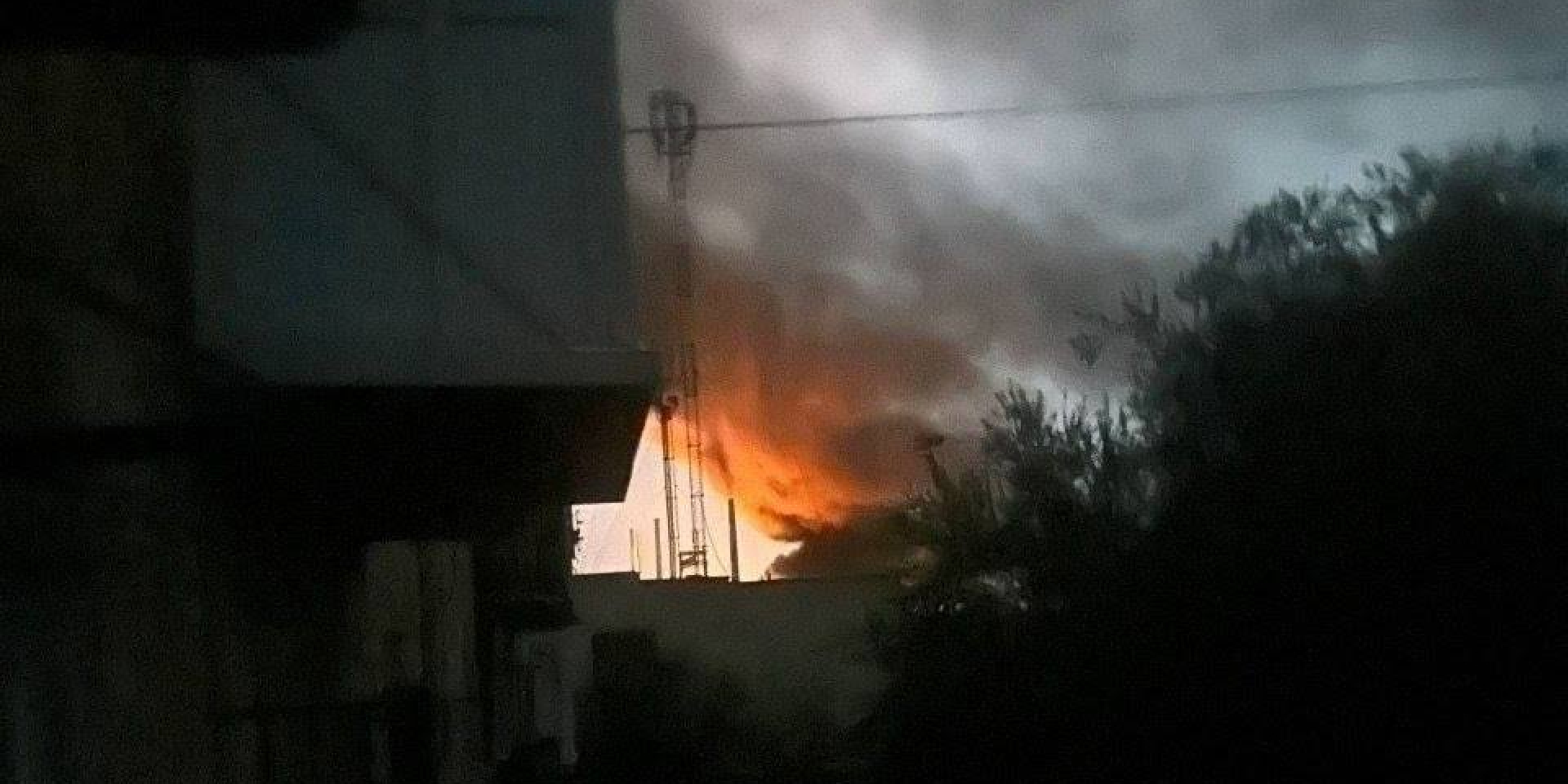 Пожар в оккупированном городе Счастье утром 28 августа (Фото: Astra/Telegram)