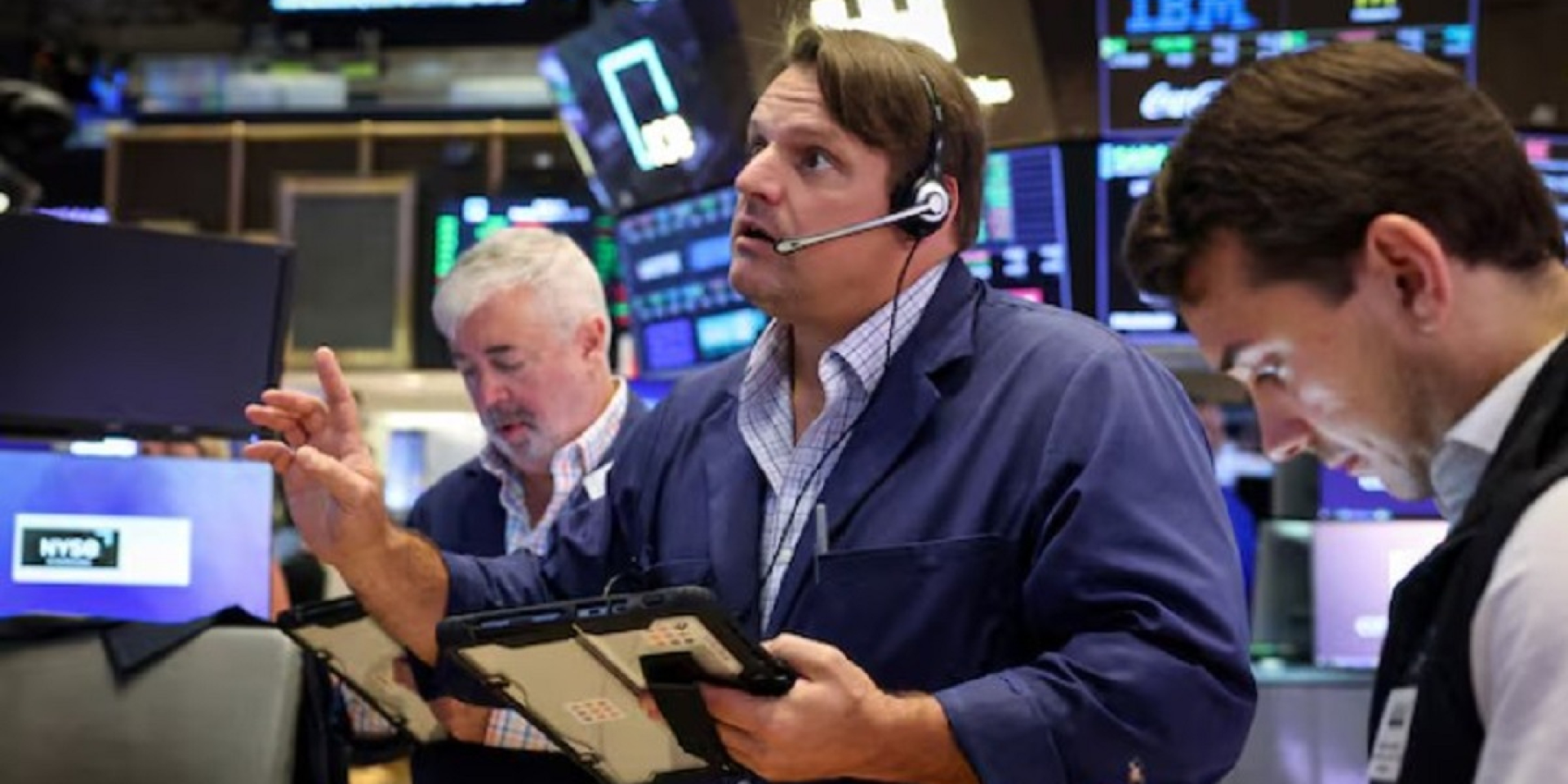 Трейдеры работают на площадке Нью-Йоркской фондовой биржи (NYSE) в Нью-Йорке, США, 24 августа 2026 года (Фото: REUTERS/Brendan McDermid)