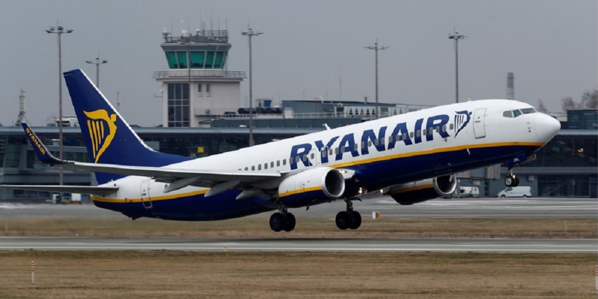 Ryanair получила разрешение на вылет раньше запланированного времени, поэтому более сотни пассажиров остались в аэропорту (Фото: Ints Kalnins/Reuters)