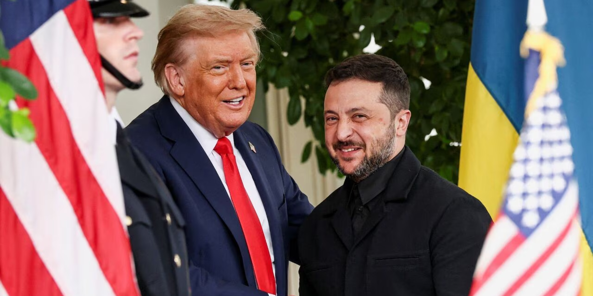 Президент США Дональд Трамп вітає президента України Володимира Зеленського у Білому домі 18 серпня 2025 року (Photo: REUTERS/Kevin Lamarque)