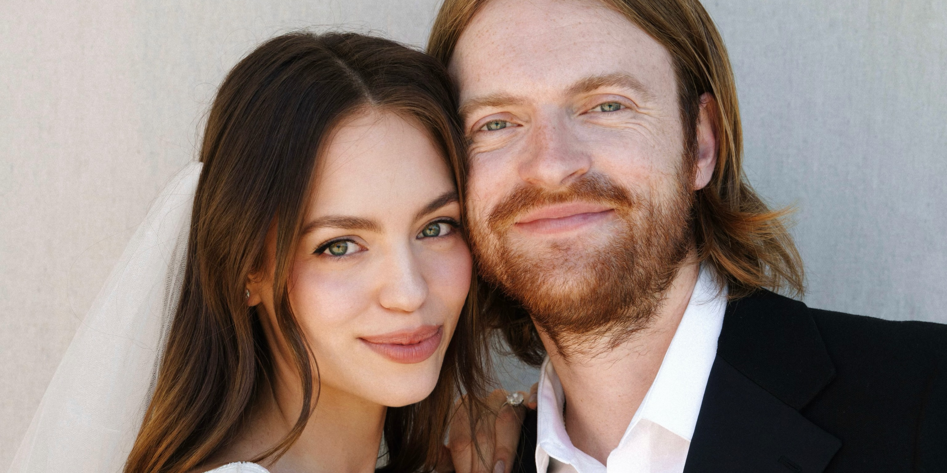 Финнеас О’Коннелл женился на актрисе Клаудии Сулевски (Фото: instagram.com/claudiasulewski)