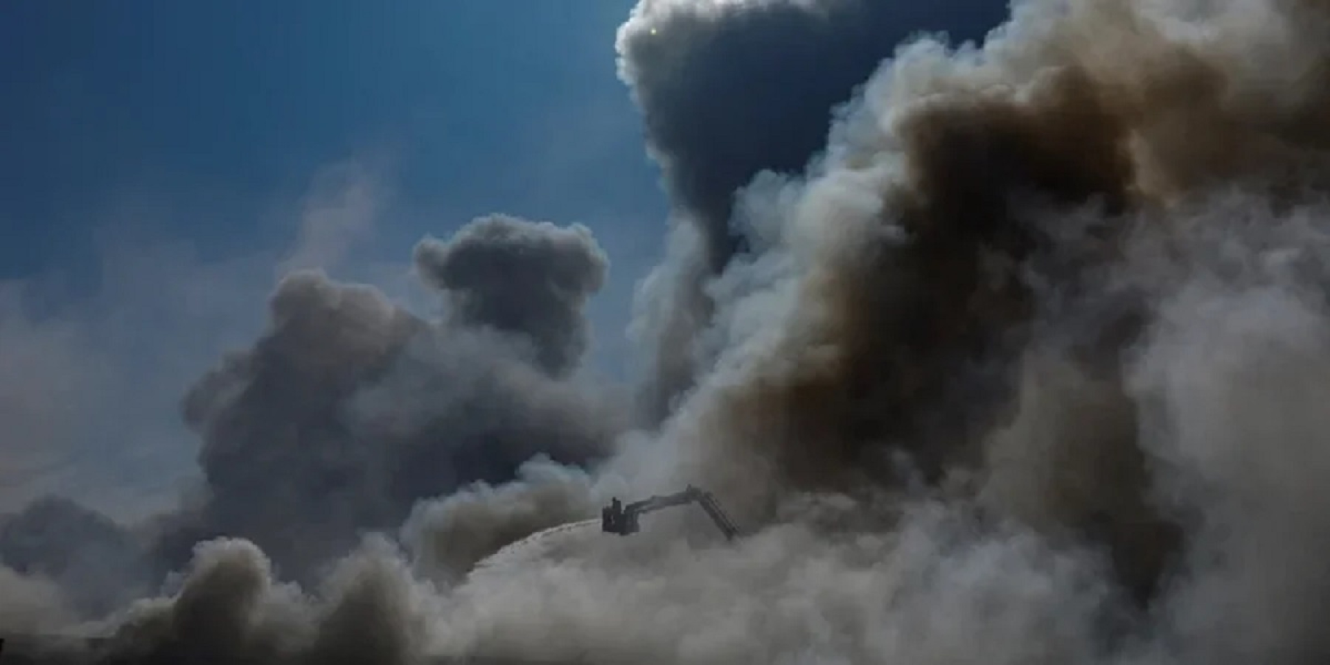 Auchan warehouse was damaged (Photo: REUTERS/Valentyn Ogirenko)
