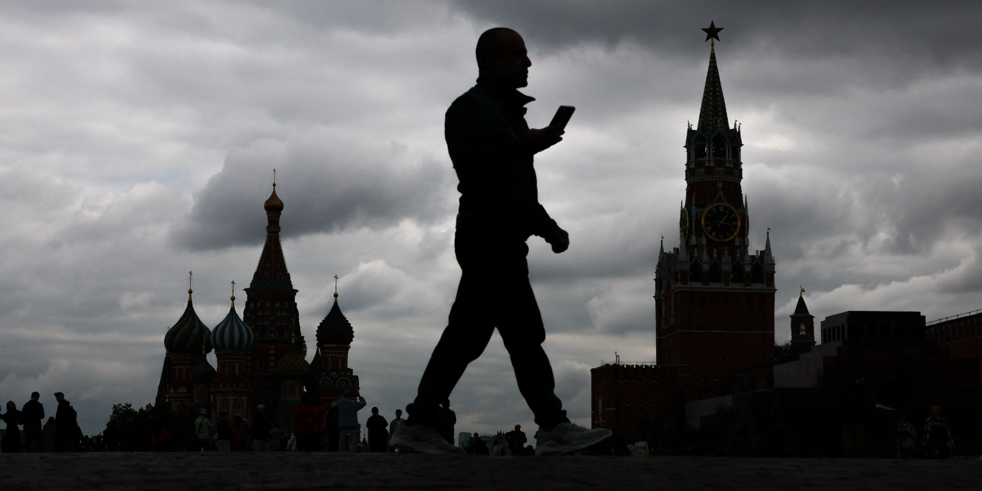 Чоловік іде Красною площею в Москві (Росія), 27 серпня 2026 року (Фото: REUTERS/Ramil Sitdikov)