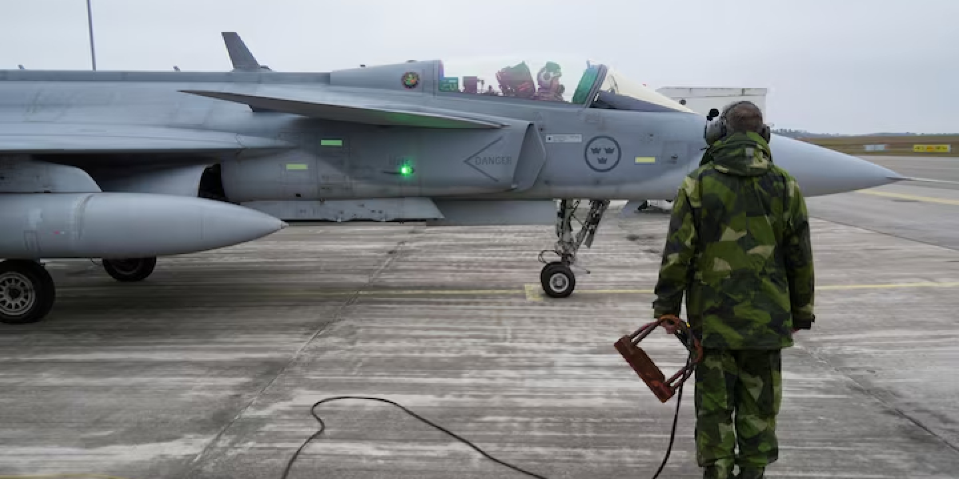 Для перехвата угнанного самолета венгерские военные подняли истребители Gripen (Фото: REUTERS/Том Литтл)