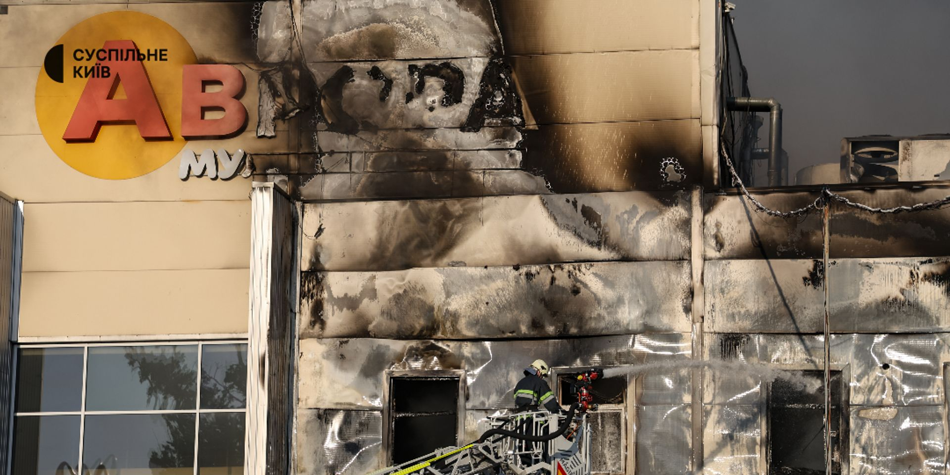 Наслідки удару по розподільчому центрі магазинів Аврора на Київщині (Фото: Суспільне Новини/Іван Антипенко)