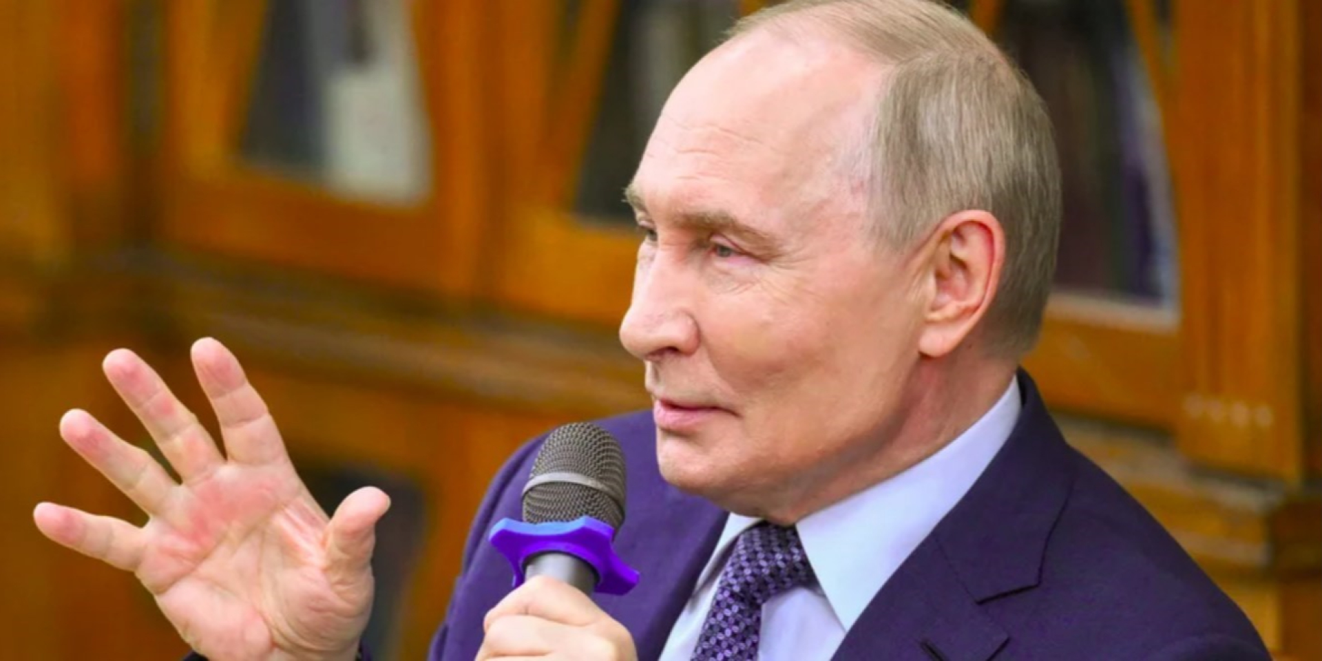 Один из&nbsp;медиков, опрошенных журналисты, назвал пятно на&nbsp;кисти руки Владимира Путина «трехдневной гематомой после укола» (Фото: Sputnik/Vladimir Astapkovich/Pool via REUTERS)