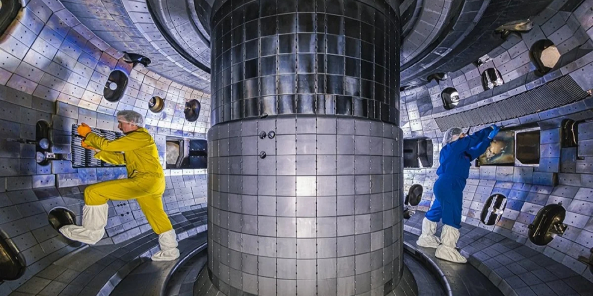 Внутренняя часть токамака DIII-D (Фото: Национальная термоядерная установка DIII-D/X)