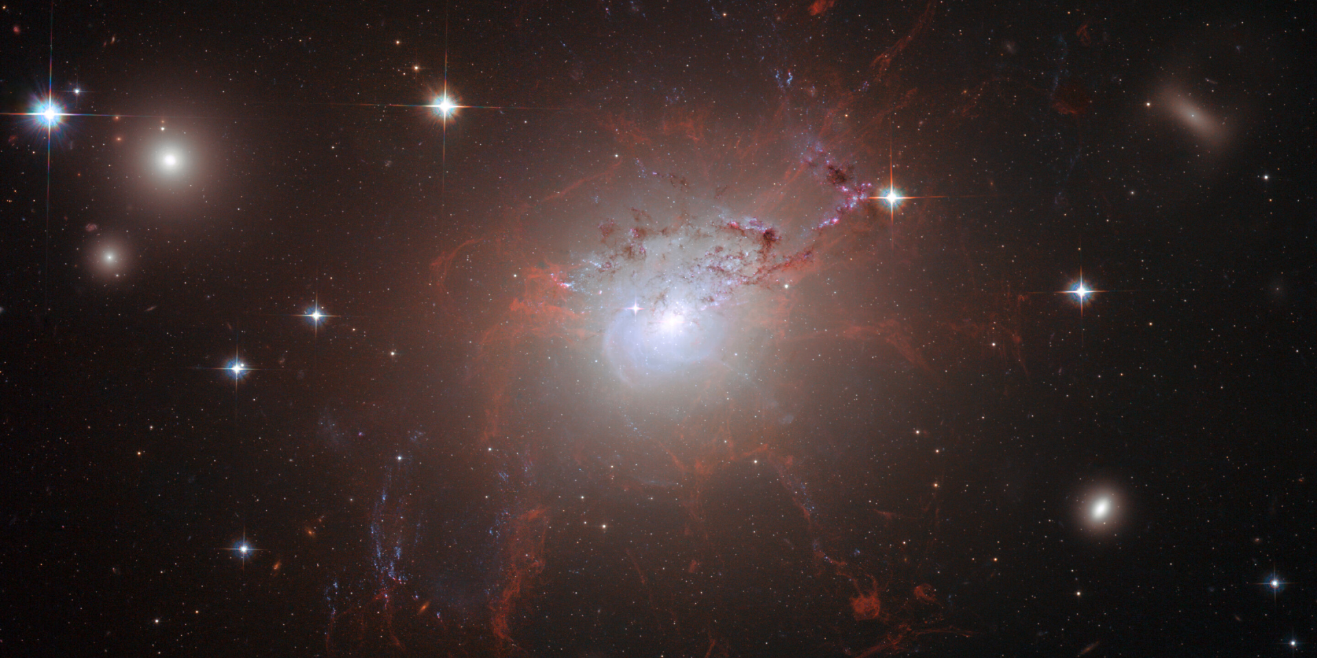 Космический телескоп Хаббл запечатлел активную галактику NGC 1275 (Фото: Институт астрономии, Кембриджский университет, Великобритания)