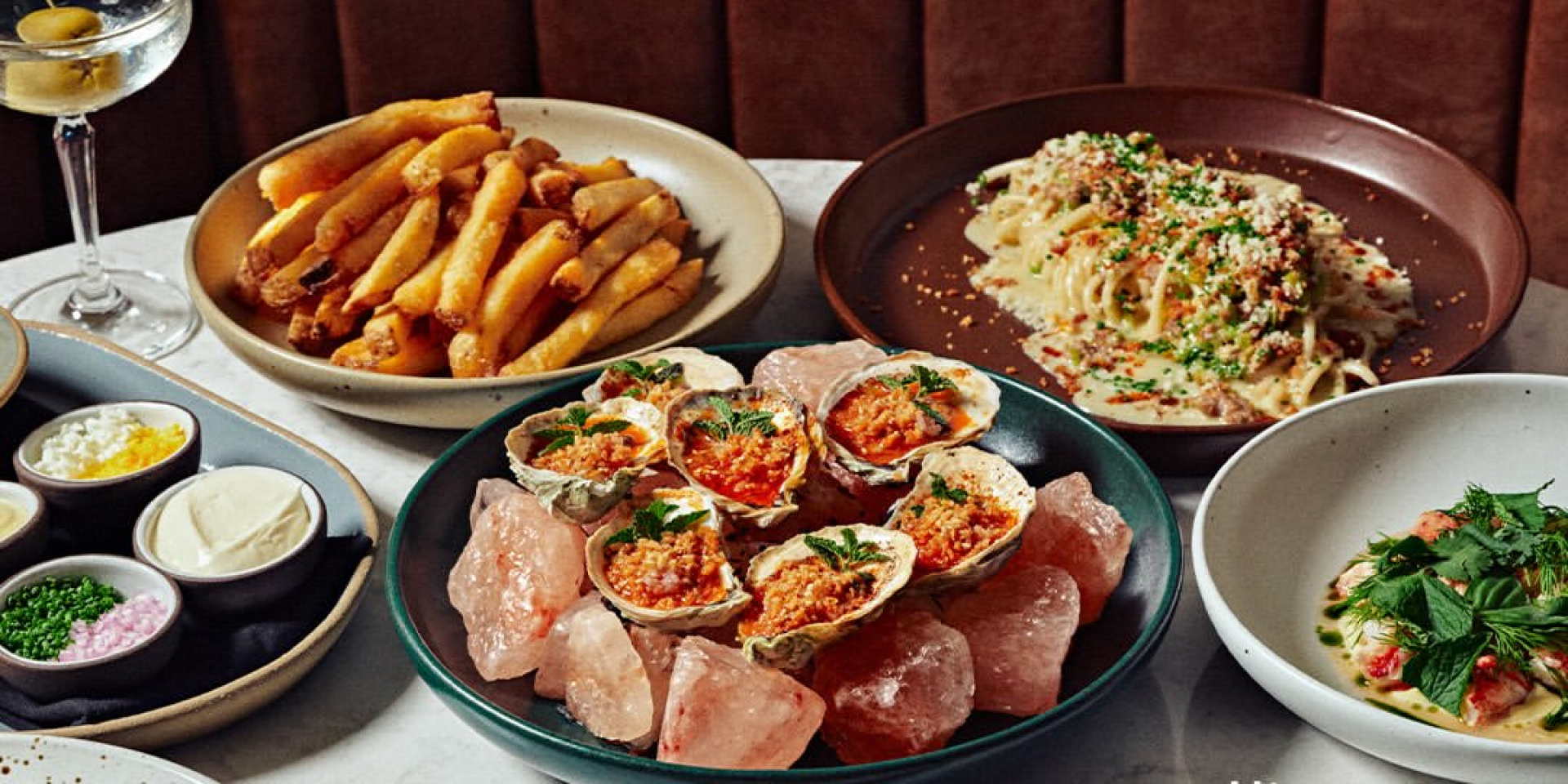 Блюда с соусами в ресторане John’s Food & Wine в Чикаго (Фото: Instagram @ johnsfoodandwine)