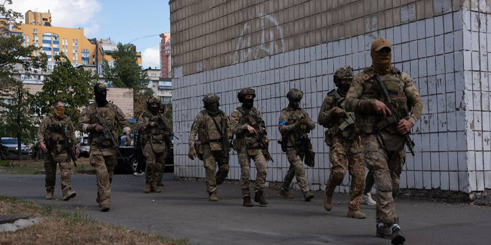 Після повідомлень про стрілянину на Березняках у Києві було перекрито вулицю Юрія Шумського (Фото: Суспільне Новини/Олександр Магула)