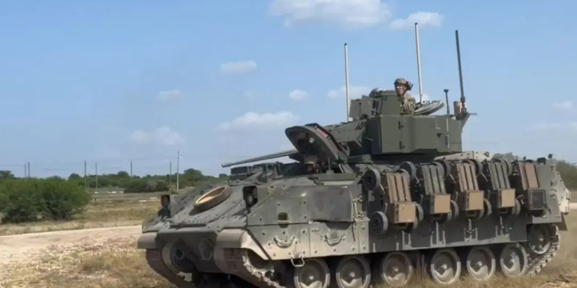 M2A4 Bradley несет как минимум пять беспилотных наземных машин FireAnt (Фото: Linkedin Swarm robotics)