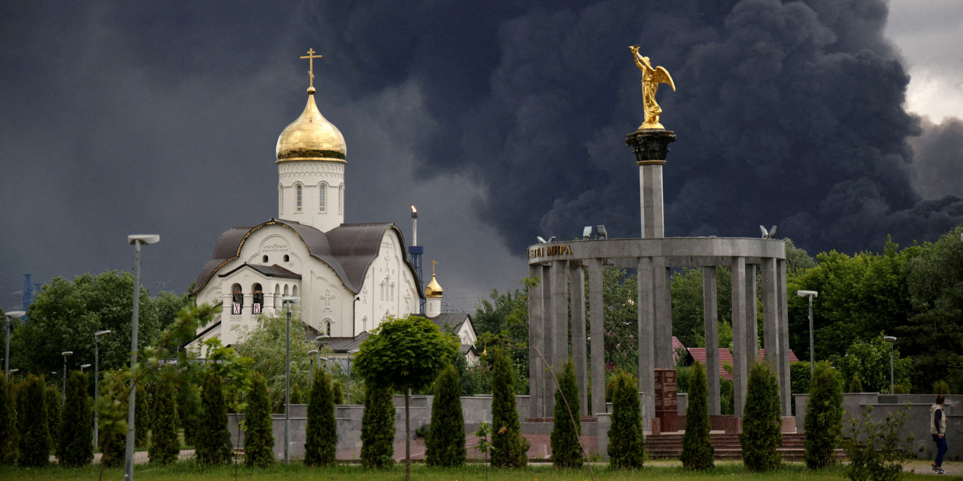 Smoke rises from an oil refinery following a Ukrainian drone attack on Moscow, June 18, 2026 (Photo: SOCIAL MEDIA via REUTERS)