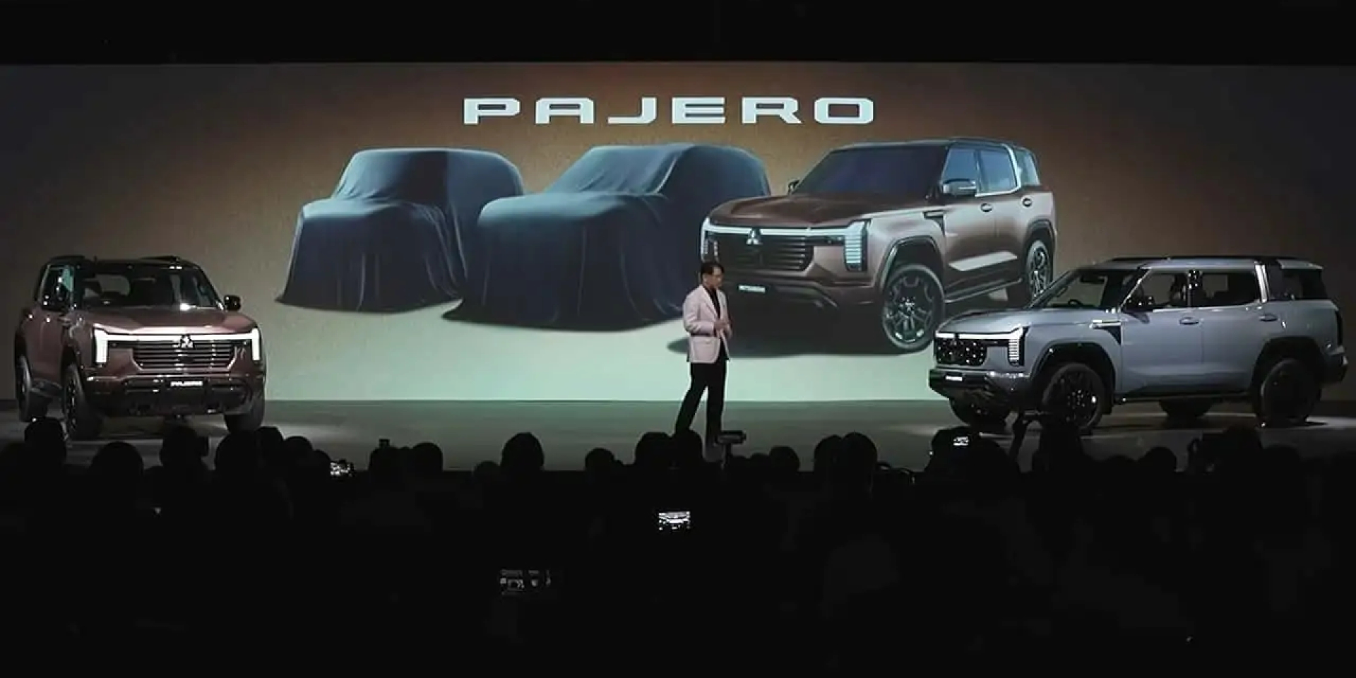 Поруч з великим Pajero сховалися два авто поменше (Фото: Mitsubishi)