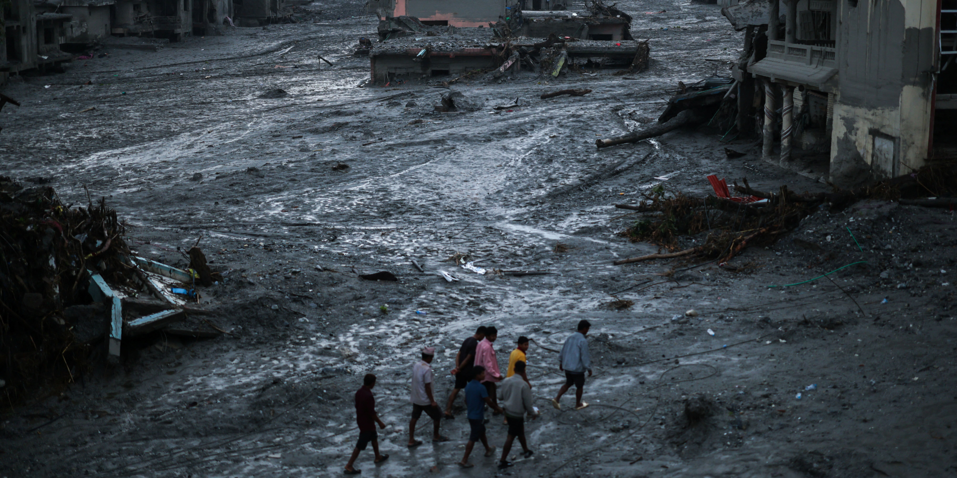 Директор школы в Непале благодаря быстрой реакции спас 900 учеников (Фото: REUTERS/Athit Perawongmetha)