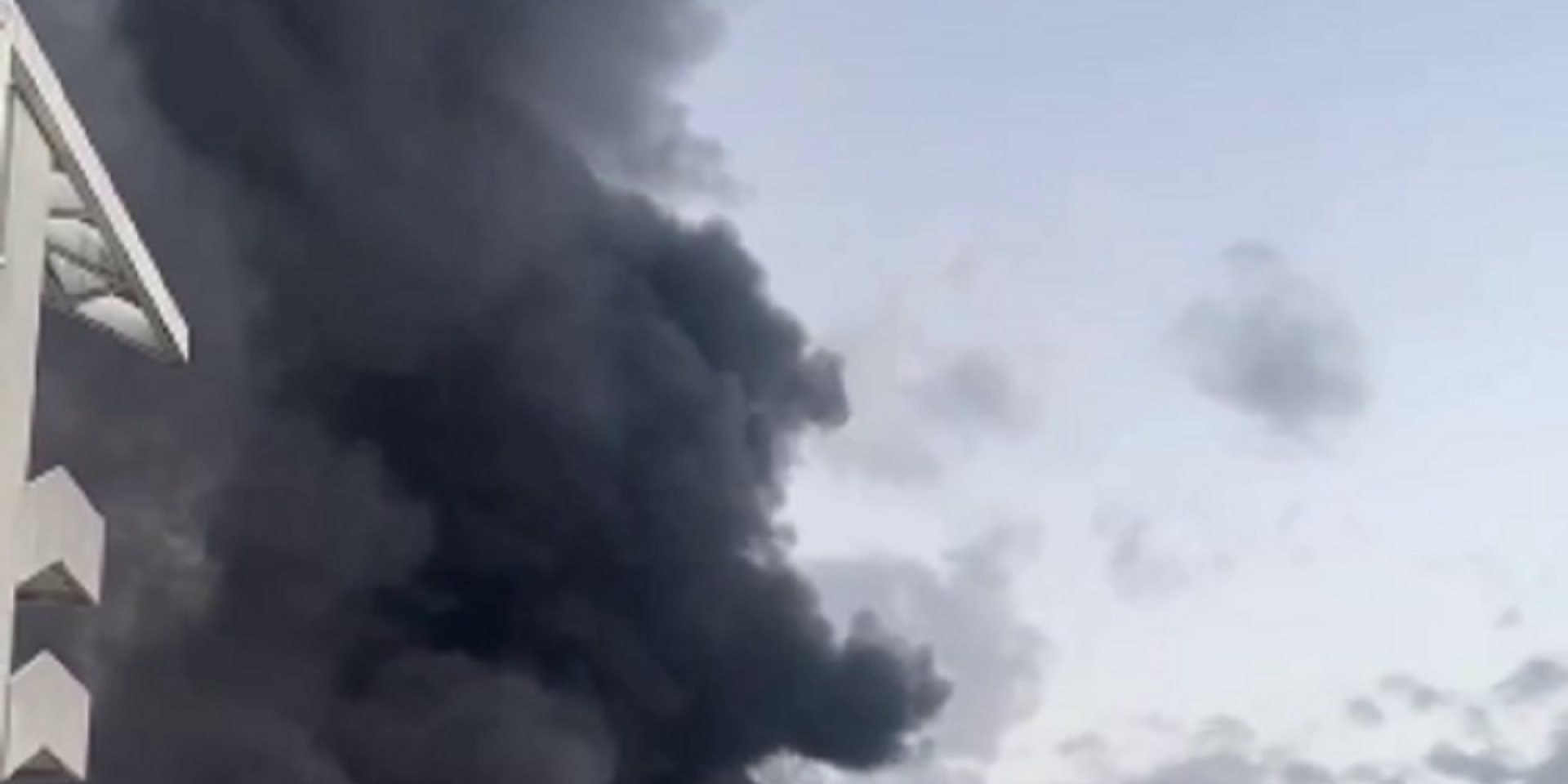 Reported as smoke from a fire at an oil depot in Sochi, Russia, September 4, 2026 (Photo: Video screenshot / Exilenova+ / Telegram)