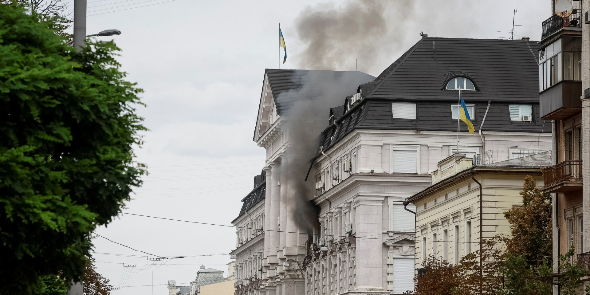 Агентство Reuters опубликовало фото последствий российского удара по зданию СБУ в Киеве (Фото: REUTERS/Gleb Garanich)