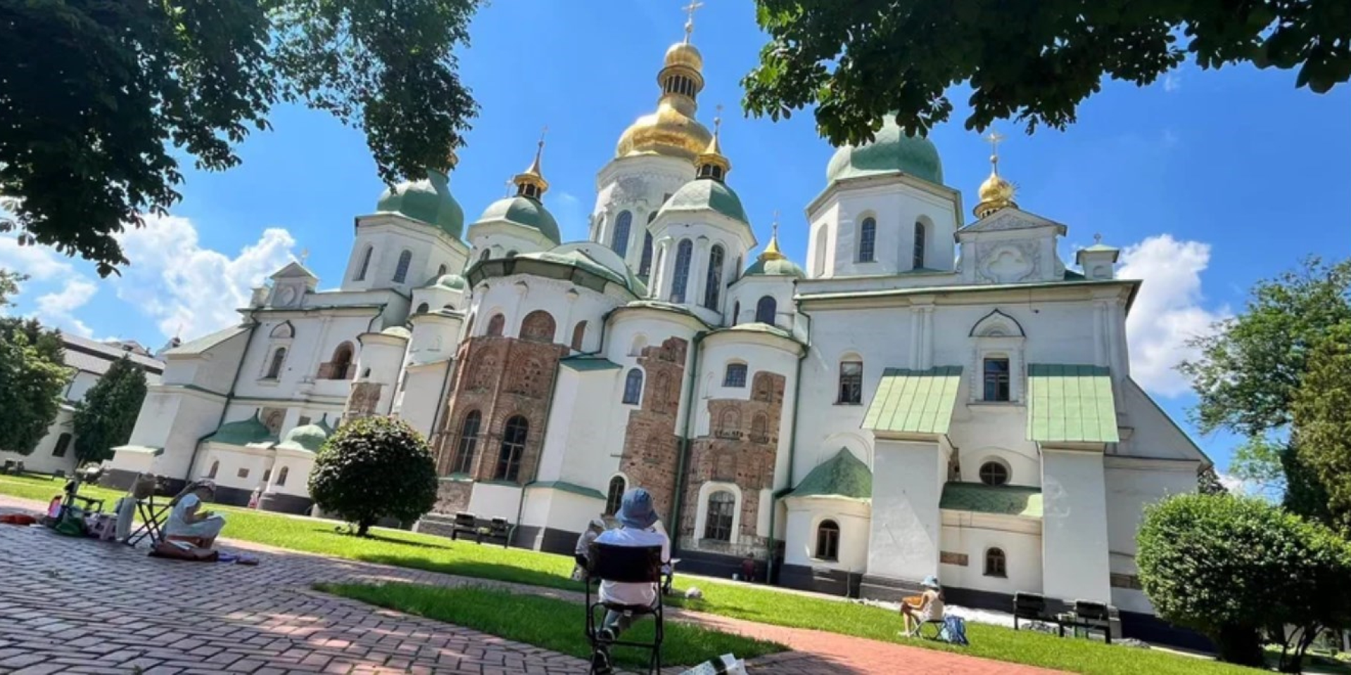 Как заявили в руководстве заповедника София Киевская, взрывная волна от вражеского дрона ударила по объектам, окружающим Софийский собор (Фото: Национальный заповедник София Киевская / Facebook)