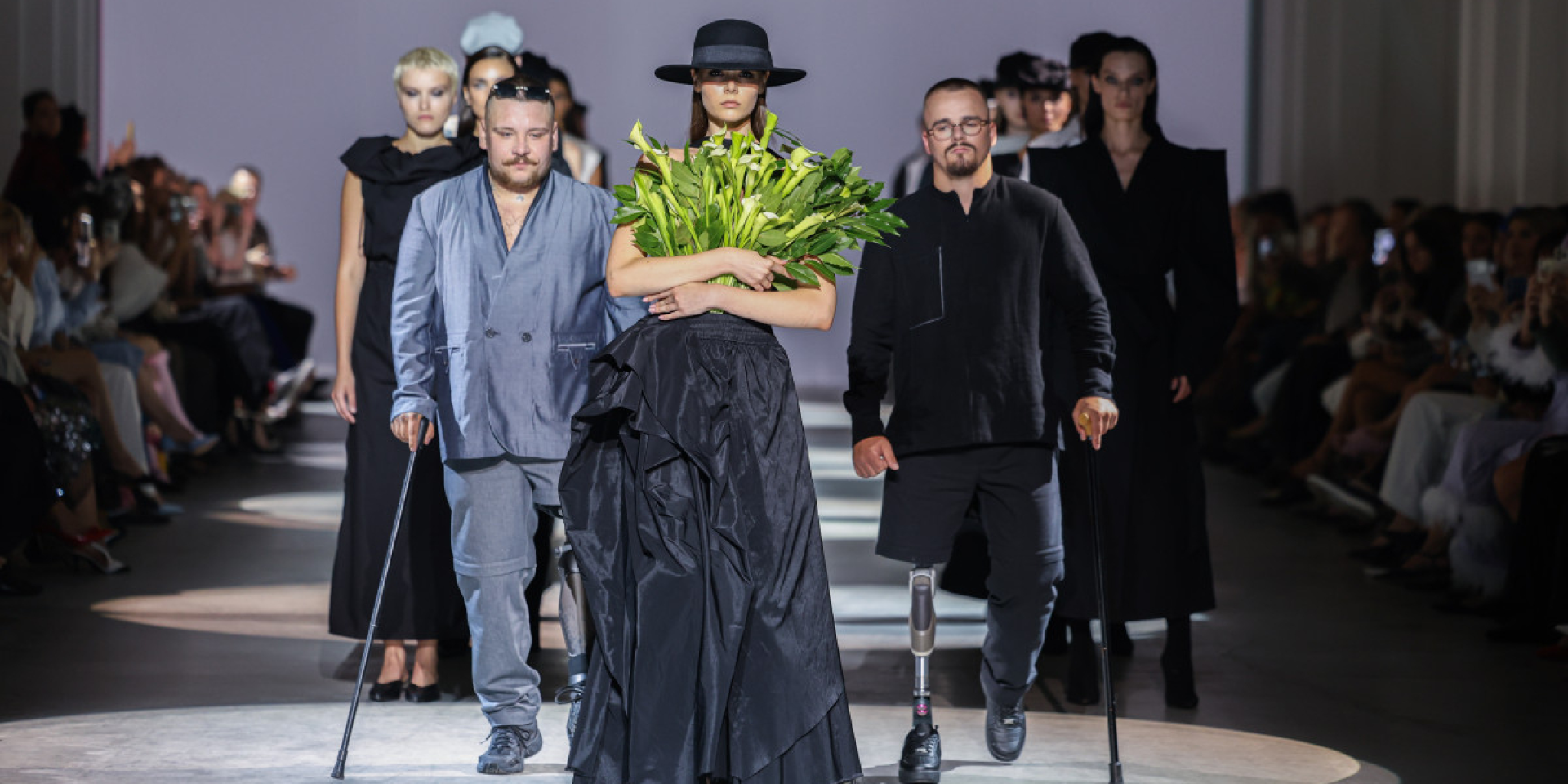 Показ JULIYA KROS на Ukrainian Fashion Week. На подиум вышли ветераны с ампутациями (Фото: Volodymyr Bosak)