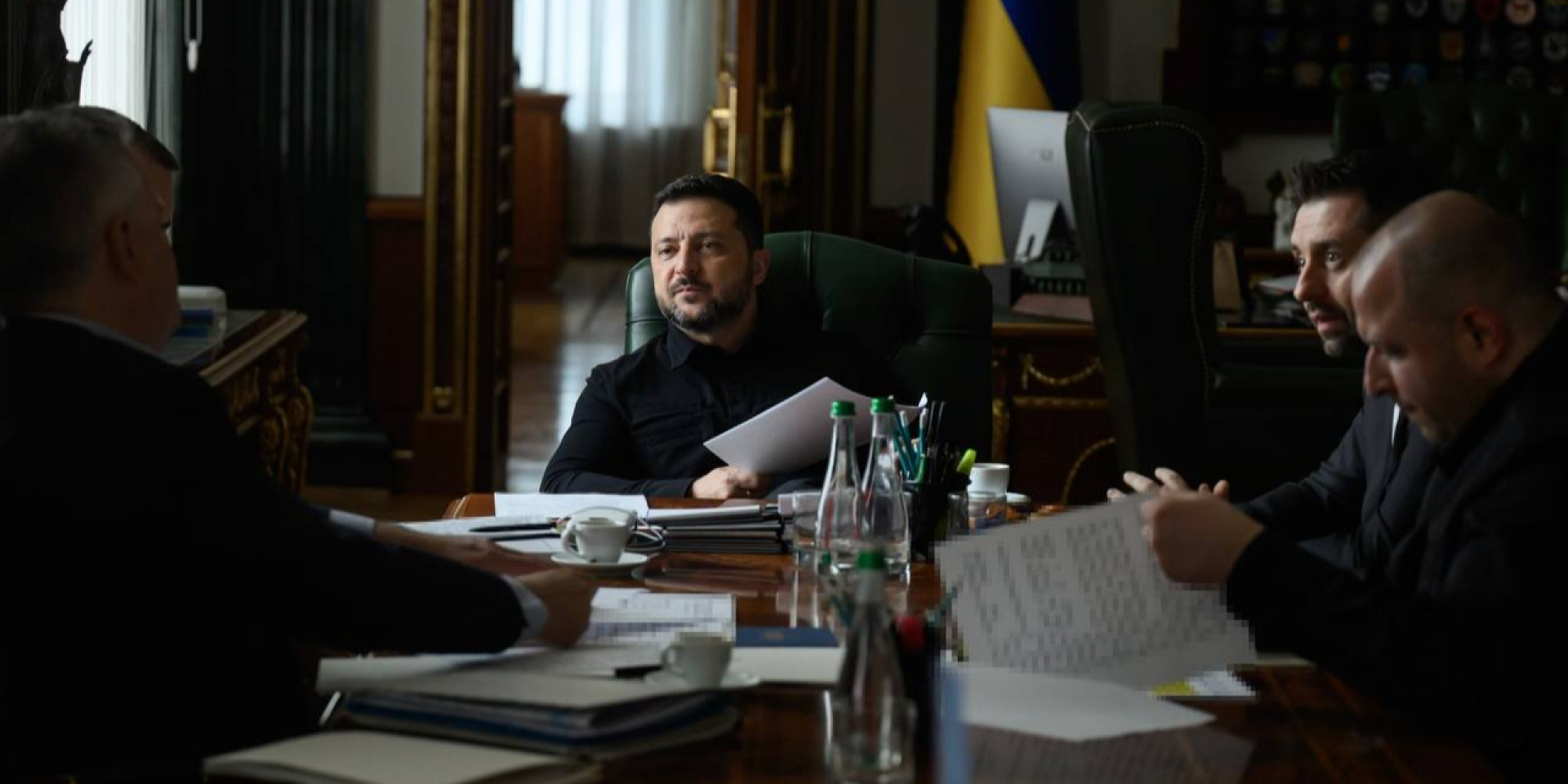 Президент Володимир Зеленський під час наради з українською переговорною групою перед зустріччю з представниками президента США (Фото: Zelenskiy Official / Telegram)