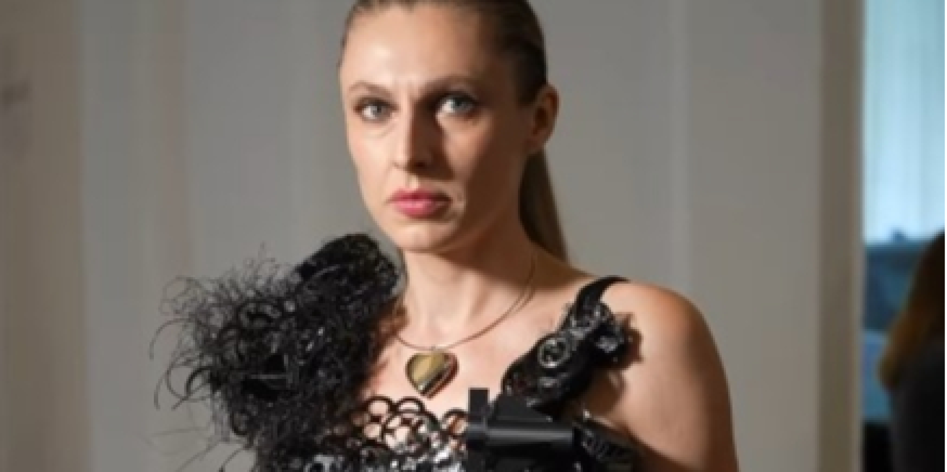 Яна Метелкина сама создала платье из отходов оборудования для дронов (Фото: Скриншот из видео metyolkina)