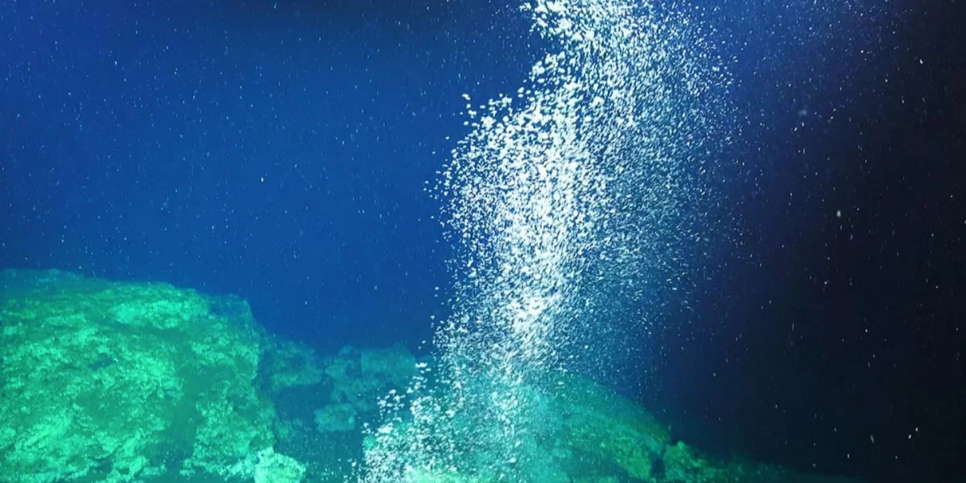 Природная утечка метана при низкой температуре (Фото: Schmidt Ocean Institute /ROV SuBastian)