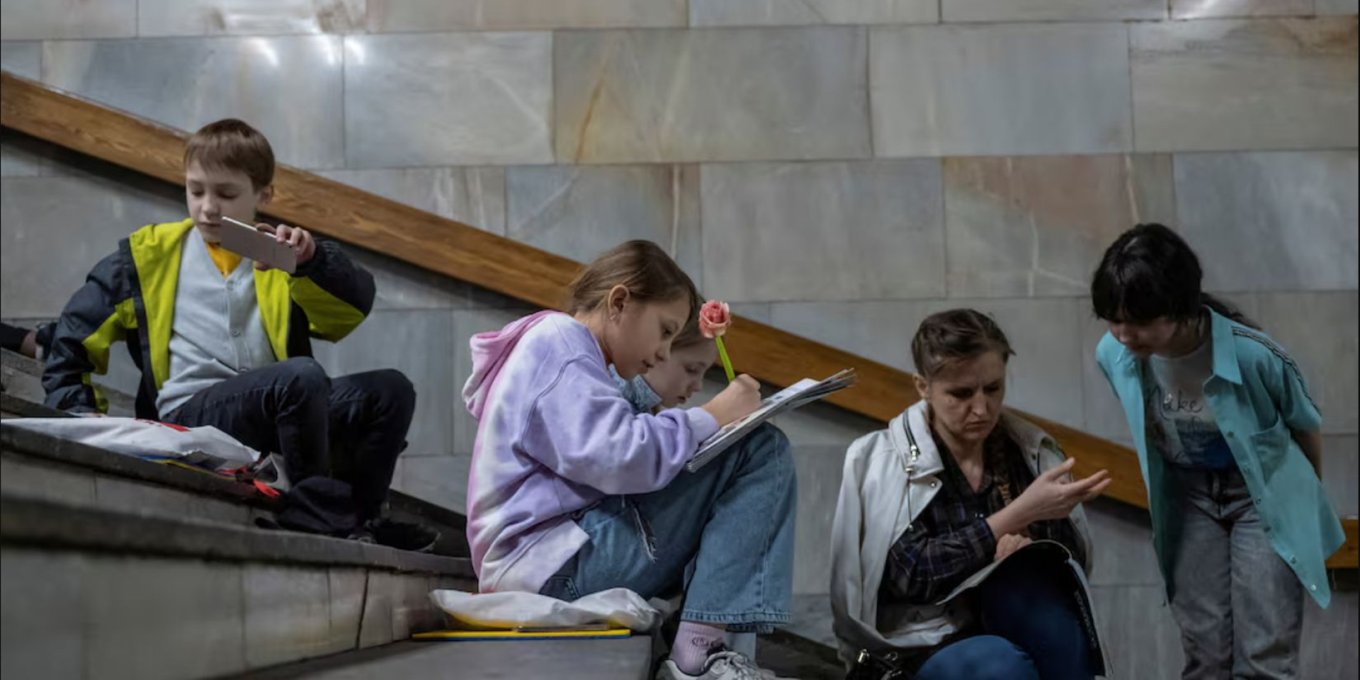 По данным PISA-2025, 46% украинских подростков не смогли преодолеть базовый образовательный порог по математике, а 45% — по чтению (Фото: Reuters)