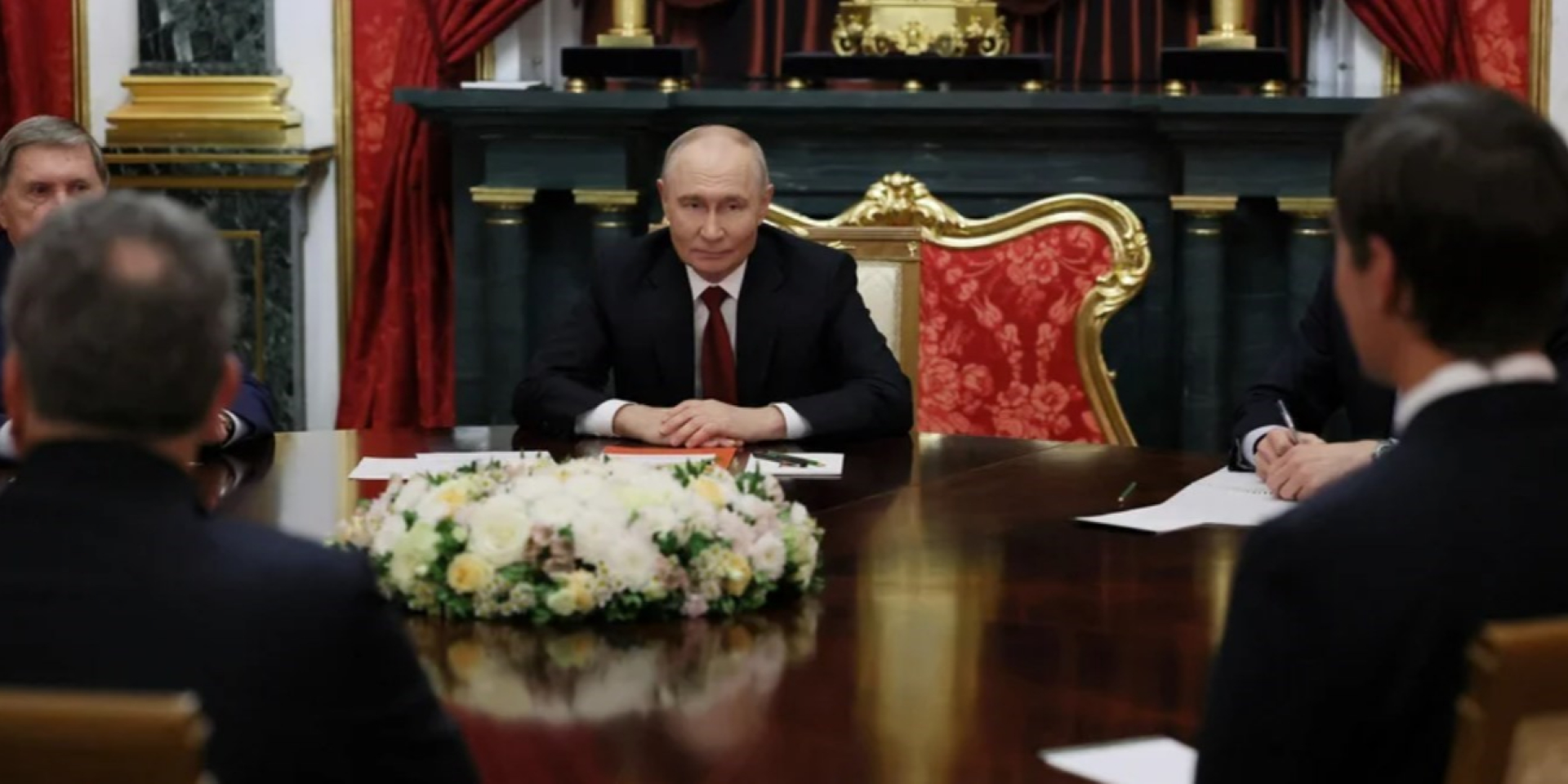 За словами джерел Bloomberg, диктатор РФ Володимир Путін змусив американську делегацію чекати до вечора, перш ніж провести з нею зустріч у Кремлі (Фото: Sputnik/Mikhail Metzel/Pool via REUTERS)
