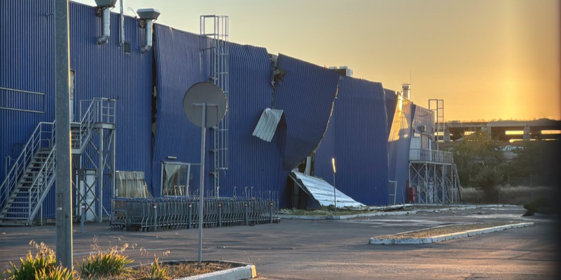Russian strike batters Metro hypermarket in Mykolaiv (Photo: Suspilne Mykolaiv/Yuliia Holokoz)