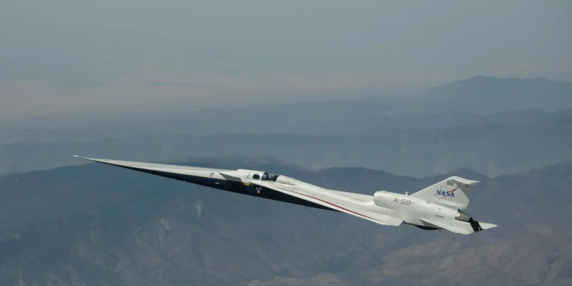 Бесшумный сверхзвуковой исследовательский самолет NASA X-59 пролетает над пустыней Мохаве 18 августа 2026 года (Фото: NASA / Джим Росс)
