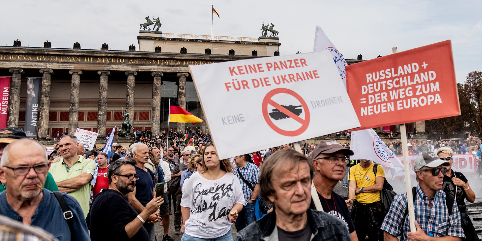 На митинге в честь 33-й годовщины Дня единства Германии сторонники AfD держали плакаты с надписями «Нет танкам и дронам для Украины» и «Россия + Германия = путь к новой Европе» (Фото: Getty Images/Nicholas Muller)