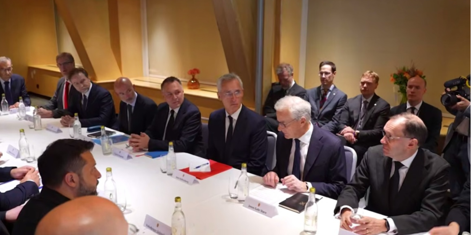 Зеленський зустрівся з керівництвом компаній FirePoint, Kongsberg, Weibel, Saab, Diehl Defence, Hensoldt, Thales, Safran, Sener та Leonardo (Фото: Скриншот відео/Зеленський)