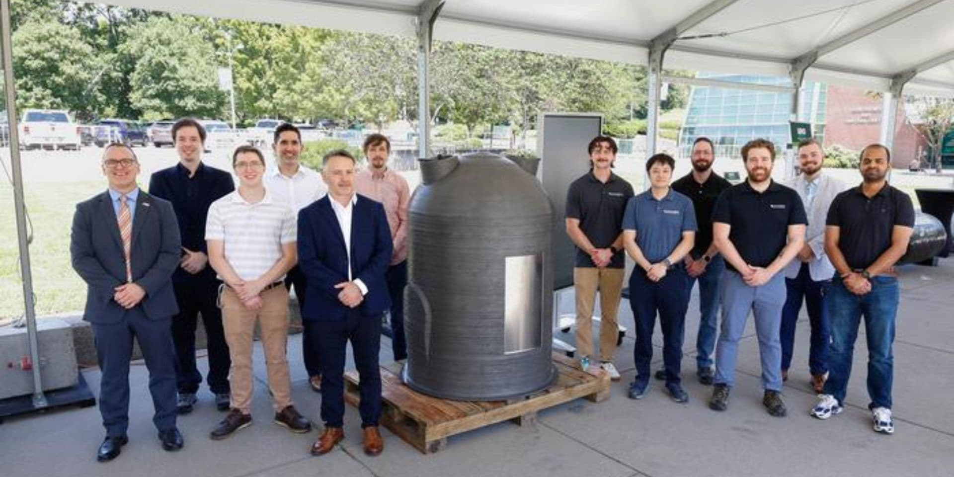 Исследователи в области производства из ORNL рядом со стальным резервуаром (Фото: Carol Morgan/ORNL, U.S. Dept. of Energy)