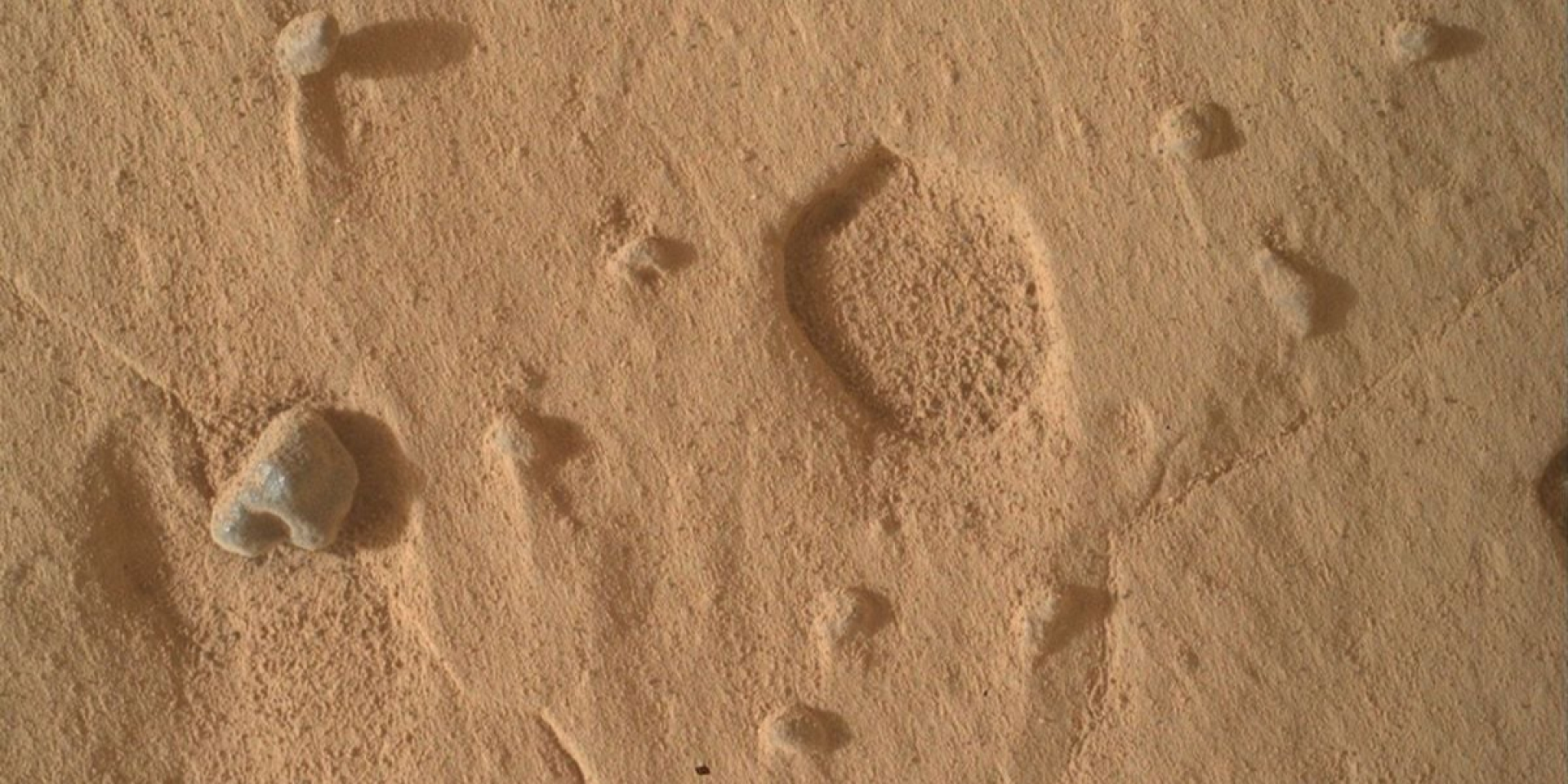 Яма на Марсе, сфотографированная 19 августа 2026 года (Фото: NASA/JPL-Caltech/MSSS)