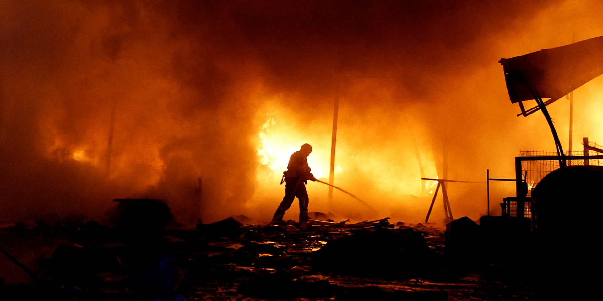 Рятувальник на місці російського удару по Києву 8 вересня 2026 року (Фото: REUTERS/Valentyn Ogirenko)